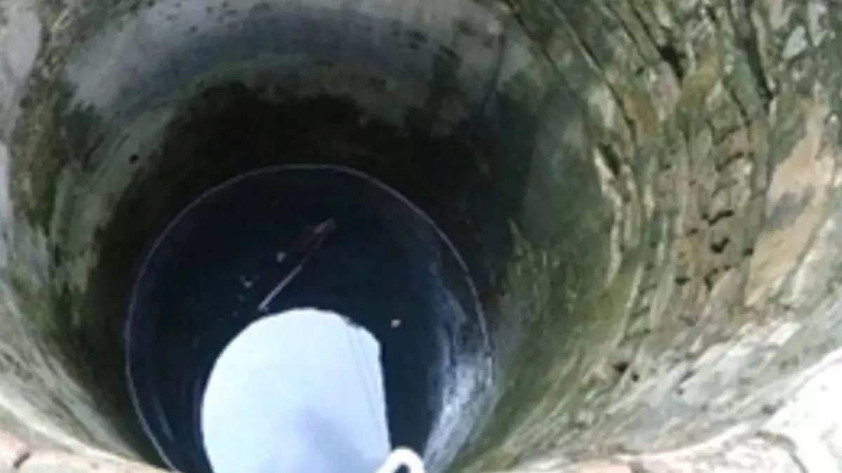 कुएं से मरे हुए मेंढकों को निकाल रहे थे पिता-पुत्र, करंट से दोनों की मौत